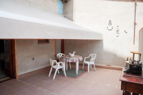 una mesa y sillas en una habitación con toldo blanco en Ca l'Armengol, en Balaguer