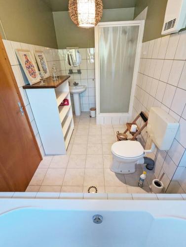 une salle de bain avec toilettes et lavabo dans l'établissement Le ti Pompon, à Saint-Pompont