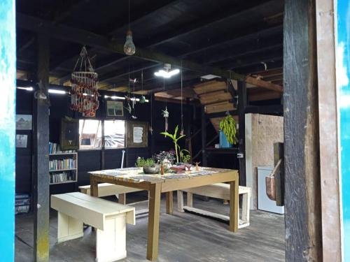 Casa Colibri في نوكوي: غرفة طعام مع طاولة ومقعد