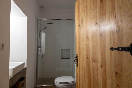 a bathroom with a toilet and a shower at Sunrise Monsaraz Blue - Casa com 2 quartos Jardim in Monsaraz