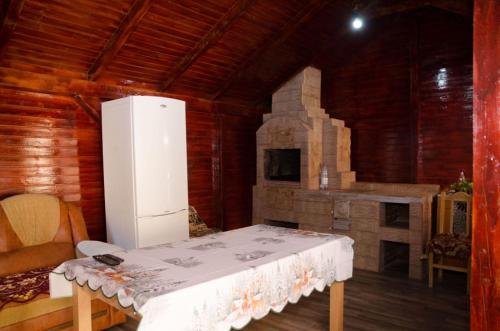 a kitchen with a refrigerator and a stove in a room at Casa Elena in Jghiaburi