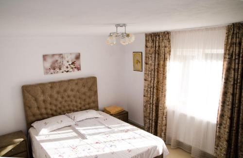 a bedroom with a bed and a window at Casa Elena 