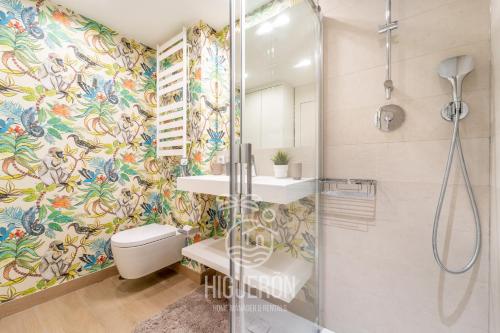 La salle de bains est pourvue d'une douche et de toilettes. dans l'établissement HigueronRentals Live Work Enjoy, à Fuengirola