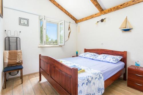sypialnia z łóżkiem, krzesłem i oknem w obiekcie Secluded house with a parking space Supetar, Brac - 17330 w mieście Supetar