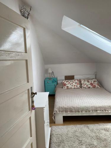 een kleine slaapkamer met een bed en een trap bij La Lena in Šibenik