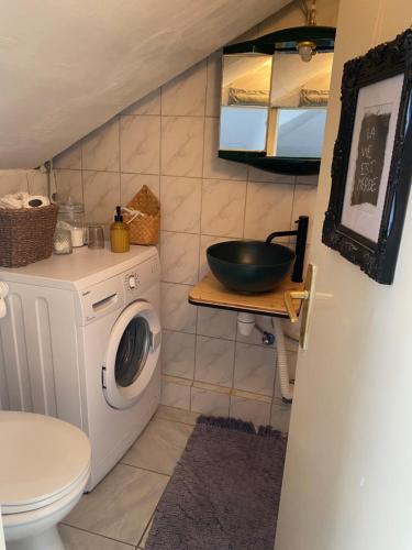 een badkamer met een wasmachine en een wastafel bij La Lena in Šibenik