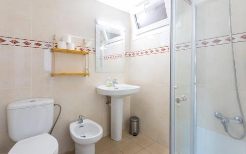 a bathroom with a toilet and a sink and a shower at Apartamento a 100 m de playa. Calella Palafrugell in Calella de Palafrugell