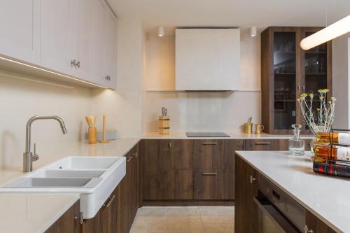 Nhà bếp/bếp nhỏ tại Villa Medici Dalmatia - Amazing 5-bedroom home with heated pool, wellness and gameroom