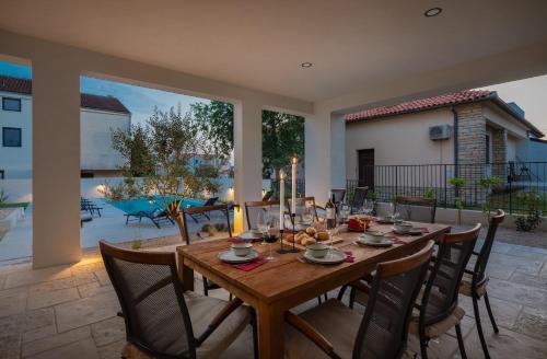 Villa Medici Dalmatia I Five en-suite Bedrooms with Heated Pool, Sauna and Cinema I 1 minute from the Beach