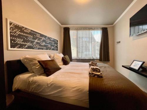 a bedroom with a bed with a chalkboard on the wall at Aqua City Suite by Malmedreams in Malmedy