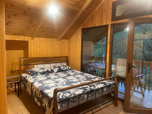um quarto com uma cama numa casa de madeira em Mirioni 
