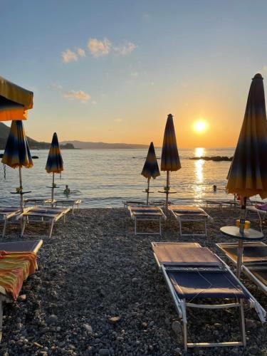 - un groupe de parasols et de chaises sur une plage dans l'établissement La Cattedrale, à Reggio de Calabre