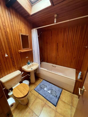 ein Badezimmer mit einem WC, einem Waschbecken und einer Badewanne in der Unterkunft The Old Bakery in Alderney