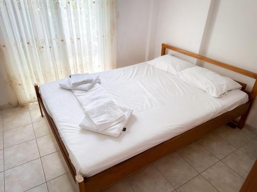 - un lit avec des draps blancs et 2 serviettes dans l'établissement myShell House, à Polychrono