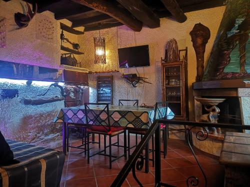 um quarto com um bar com cadeiras e uma mesa em Rifugio delle Querce em Staffoli