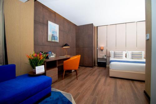 - une chambre avec un lit et un bureau dans l'établissement CIKA GOLDEN HOTEL and SUITES, à Lomé
