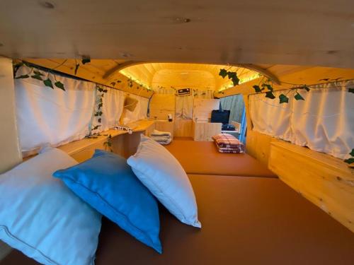 una camera e una vista interna su un camper con cuscini. di Batroun van camping a Batroûn