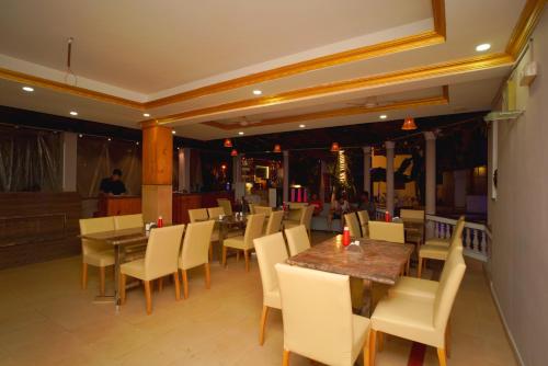 卡蘭古特的住宿－Goa Divine Candolim，餐厅内带桌椅的用餐室