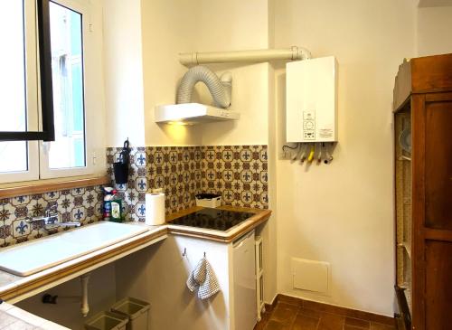 eine kleine Küche mit Spüle und Herd in der Unterkunft Terraces under the Moon in Rom