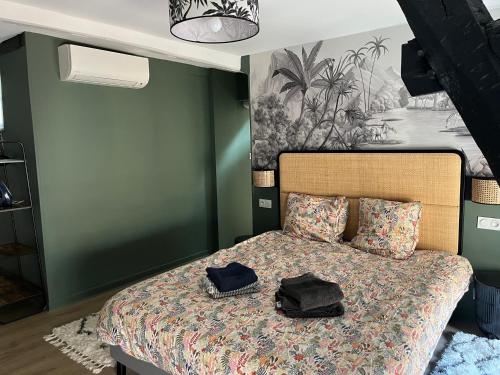 a bedroom with a bed with two hats on it at Les clos de Givry - Clos Théodore - Appartement 88m2 climatisé avec sauna et petite terrasse in Givry