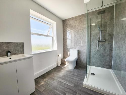Ένα μπάνιο στο Sea View - 1 Bed Suite - Ocean Breeze - Port Eynon