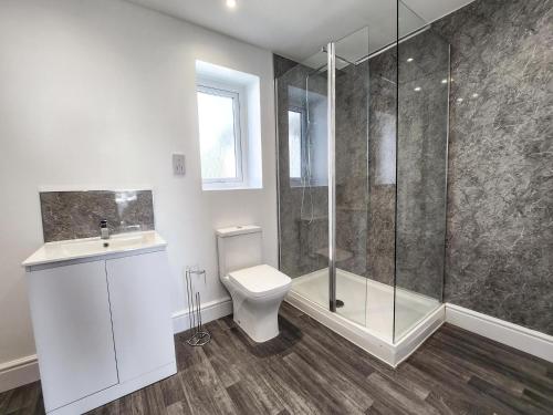 Ένα μπάνιο στο Bay View - 1 Bed Suite - Ocean Breeze - Port Eynon