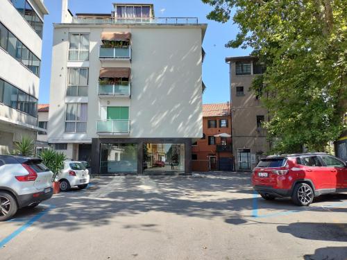 un parcheggio con auto parcheggiate di fronte a un edificio di Ca' Palazzo a Mestre