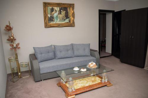 sala de estar con sofá y mesa en Shadow Boutique Hotel & SPA, en Chişinău