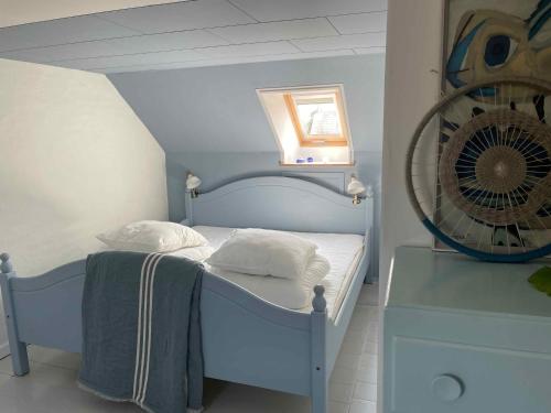 1 dormitorio pequeño con 1 cama y ventilador en Tordenskjoldet en Marstal