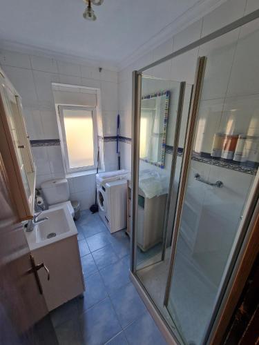 ein Bad mit einer Dusche und einem Waschbecken in der Unterkunft APARTAMENTO SUJARRERA in Villacarriedo