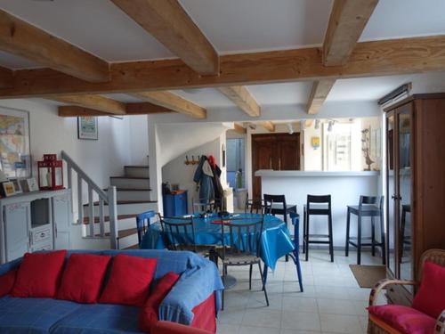 un salon avec un canapé bleu et une table dans l'établissement Maison lumineuse à 700m de la plage avec jardin clos, 4 chambres, 2 salles de bain, terrasse et WIFI - FR-1-418-206, au Palais