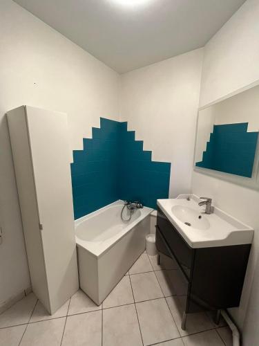 une salle de bain avec un lavabo, une baignoire et des toilettes dans l'établissement La brique rouge - Maison 66 m2 avec 2 chambres, à Lille