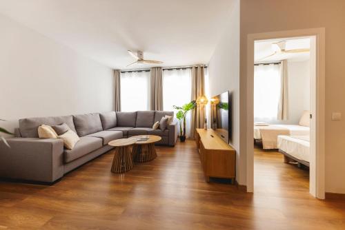 - un salon avec un canapé et une table dans l'établissement Bravissimo Figuerola, Spacious 3-bedroom apartment, à Gérone