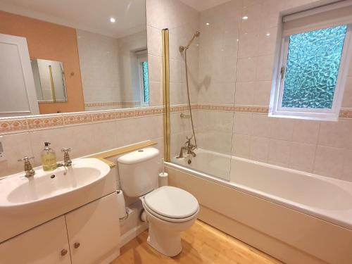 W łazience znajduje się toaleta, umywalka i wanna. w obiekcie Meadow View w mieście Sidmouth
