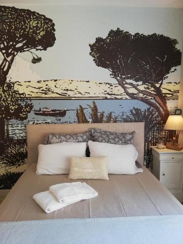 - une chambre avec un lit arboré sur le mur dans l'établissement manon, à Biganos