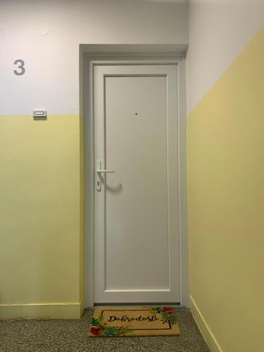 una porta con un tappetino di benvenuto davanti di Apartma Nadja a Maribor