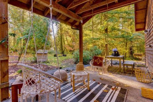 a porch swing in a cabin in the woods at Brokenbridge Pond in Rhododendron