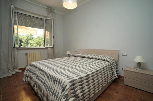 a bedroom with a bed with a checkered blanket at Casa Vacanze Le Terrazze in San Terenzo