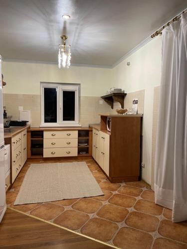uma grande cozinha com pisos em madeira e uma janela em Bukovynskiy Zatyshok Chalet em Bukovel