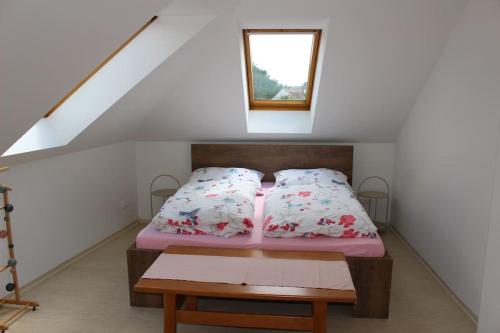 A bed or beds in a room at Ferienwohnung zur goldenen Breze