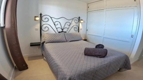 a bedroom with a bed with a metal head board at Apartamento Tierra, Primera línea Mar in Playa Honda