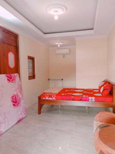 a bedroom with a bed in a room at Rumah Ukhi Guest House in Yogyakarta