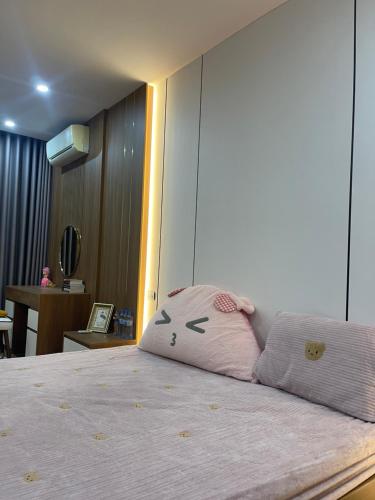 a bedroom with a bed with a pink pillow on it at Alala Homestay- Tuyen Quang City Center- Trung tâm thành phố Tuyên Quang in Tuyên Quang