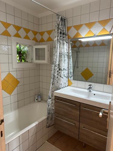 ein Badezimmer mit einer Badewanne, einem Waschbecken und einer Badewanne in der Unterkunft La Ramade de Saint-Tropez in Saint-Tropez