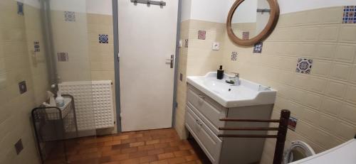 a bathroom with a sink and a mirror at Spacieux T2 Coeur de Gap in Gap