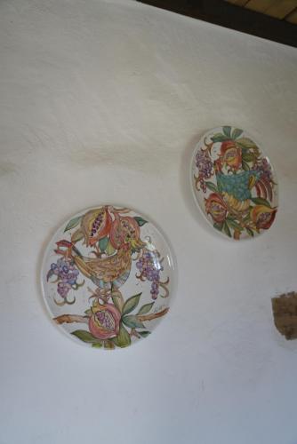 two plates with birds on them sitting on a table at Agriturismo La Colombella in Bagni San Filippo