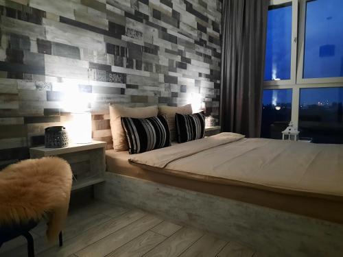 ein Schlafzimmer mit einem großen Bett und einem Fenster in der Unterkunft Grey Residence Apartament in Târgu Mureș