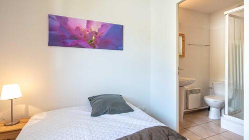 um quarto com uma cama branca e uma casa de banho em Dome de la cochette - 8 - Appart 6 pers em Saint-Sorlin-dʼArves