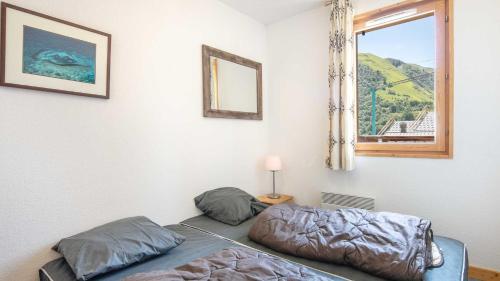 uma cama num quarto com uma janela e uma cama sidx sidx em Dome de la cochette - 8 - Appart 6 pers em Saint-Sorlin-dʼArves