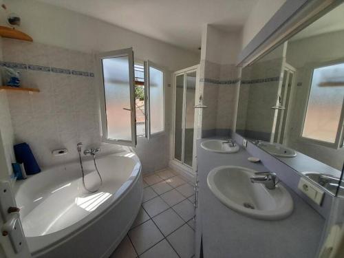 La grande salle de bains est pourvue de 2 lavabos, d'une baignoire et d'une baignoire. dans l'établissement Maison ensoleillée pour 4 à 6 pers, à Saint-Georges-de-Didonne